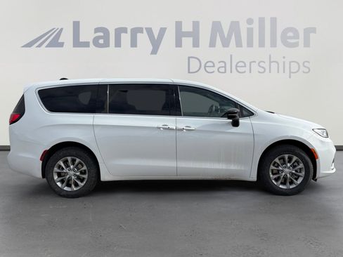 New 2026 Chrysler Pacifica Select image 7