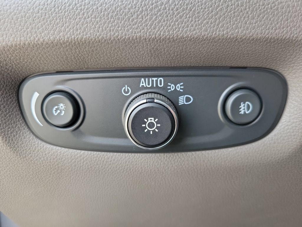 Used 2021 Chevrolet Traverse LT w/ LT Premium Package AWD/4WD image 26