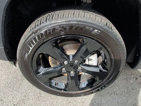 Used 2024 Jeep Grand Cherokee L Altitude AWD/4WD image 9
