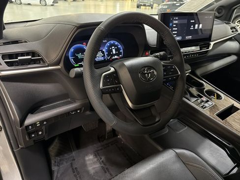 Used 2025 Toyota Sienna Limited AWD/4WD image 15
