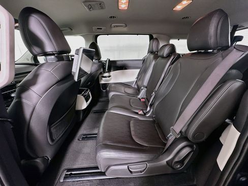 Used 2024 Kia Carnival EX FWD image 28