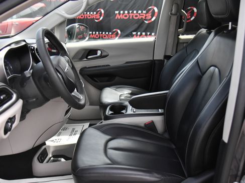 Used 2023 Chrysler Pacifica Touring-L FWD image 18