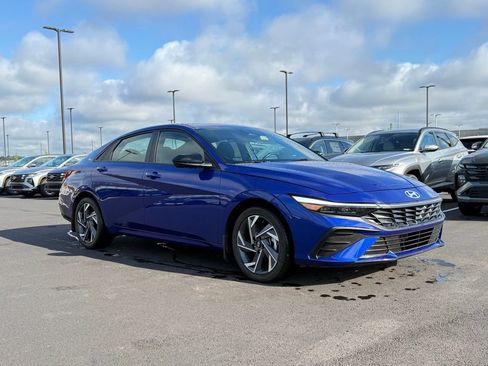 Used 2025 Hyundai Elantra Sport FWD image 3