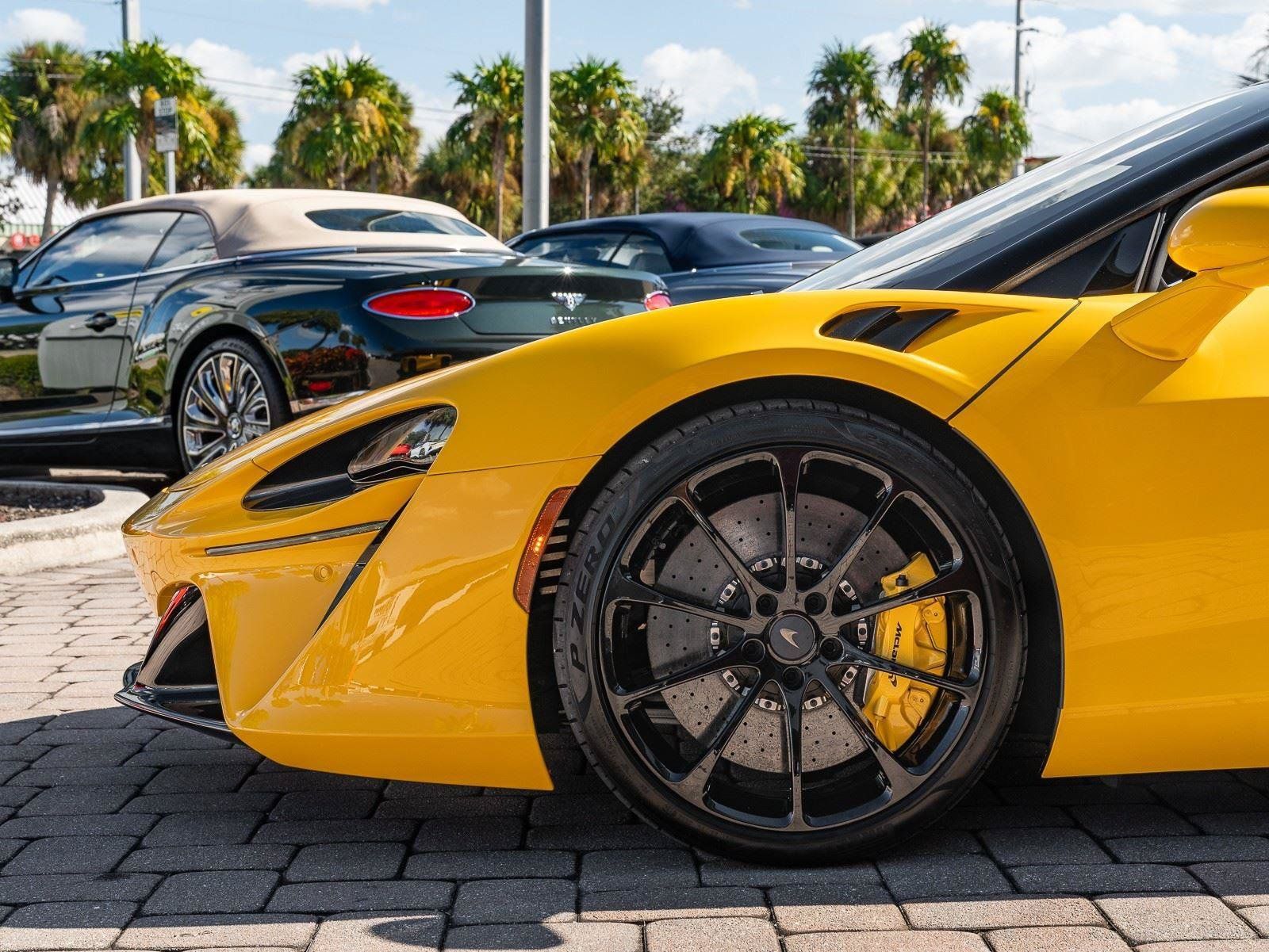Used 2025 McLaren Artura Spider RWD image 23