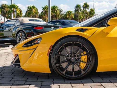 Used 2025 McLaren Artura Spider RWD image 23