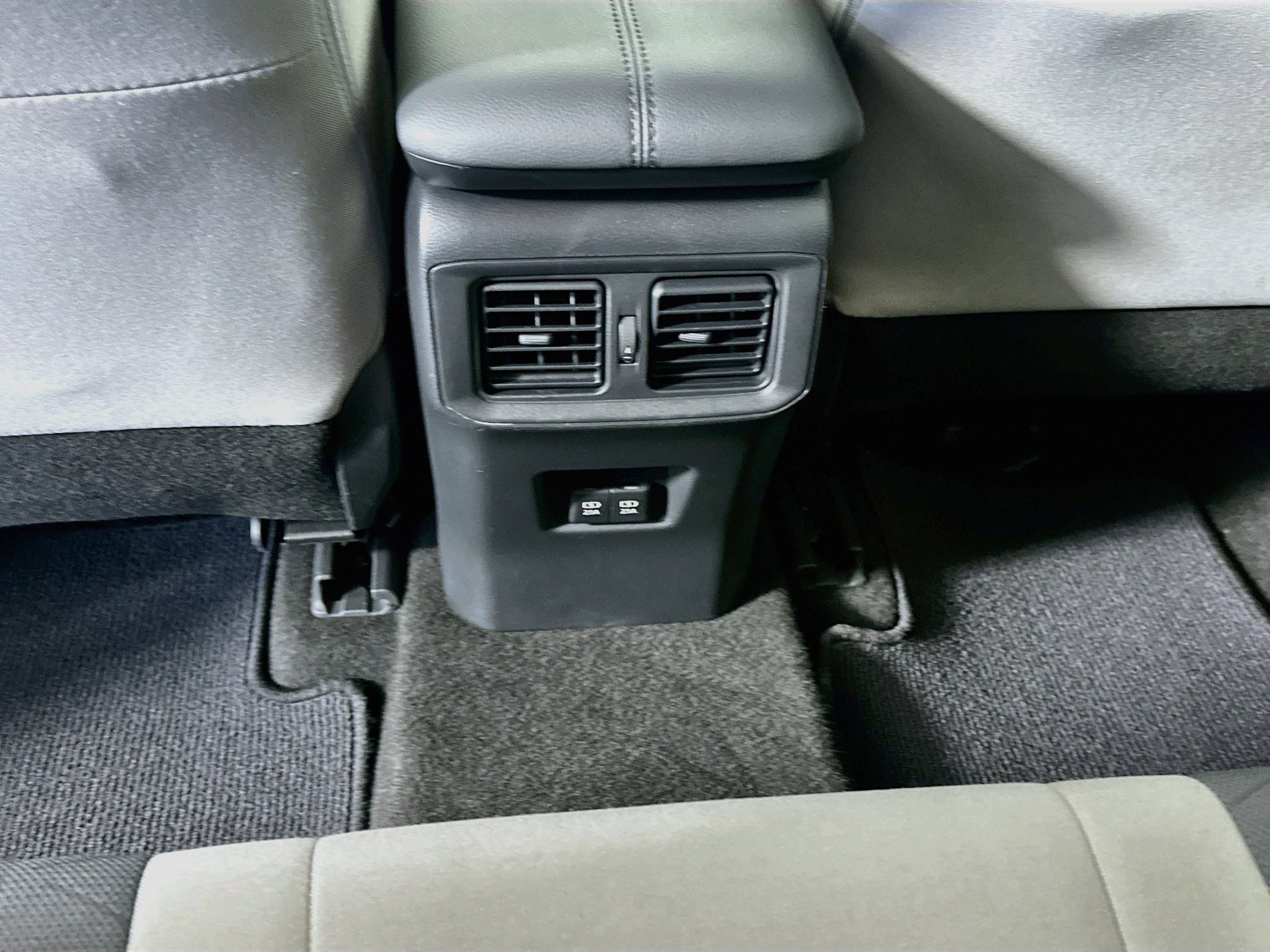 Used 2020 Toyota RAV4 XLE FWD image 28