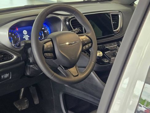 Used 2025 Chrysler Pacifica Limited FWD image 24