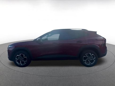 Used 2025 Chevrolet Trax LT FWD image 8