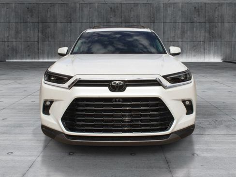 Used 2025 Toyota Grand Highlander FWD image 11