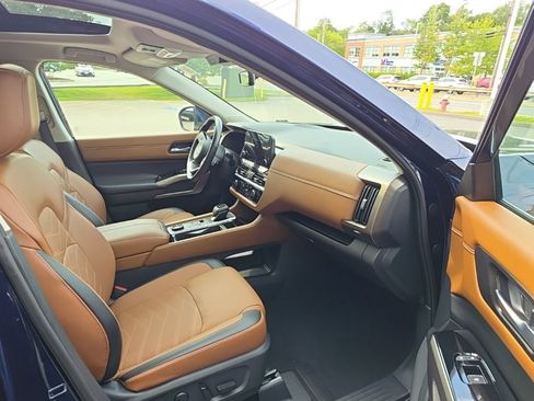 Used 2023 Nissan Pathfinder Platinum AWD/4WD image 9