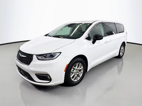Used 2024 Chrysler Pacifica Touring-L FWD image 5