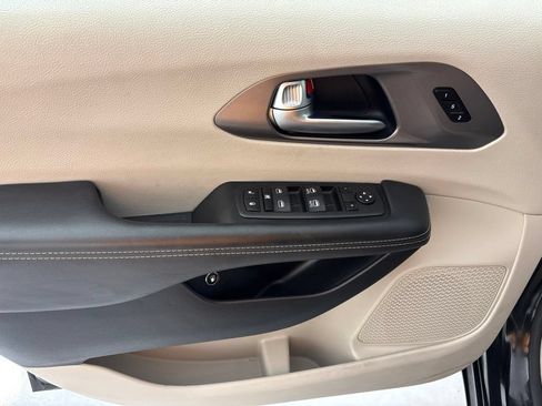 Used 2023 Chrysler Pacifica Touring-L FWD image 24