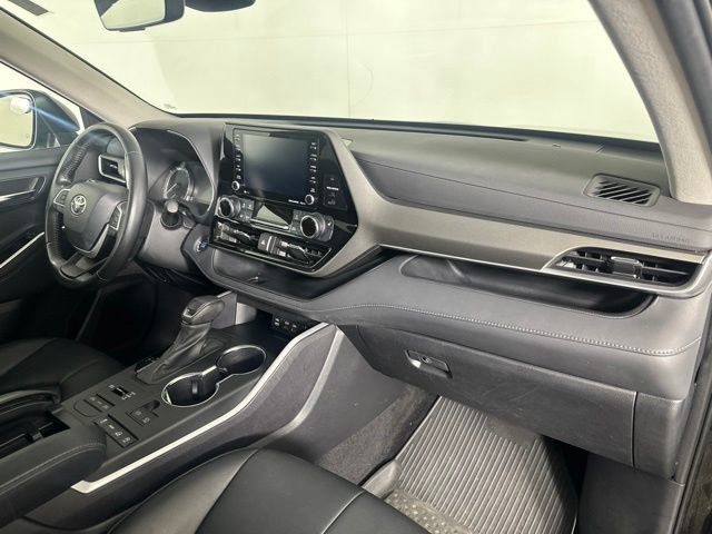 Used 2022 Toyota Highlander XLE AWD/4WD image 27