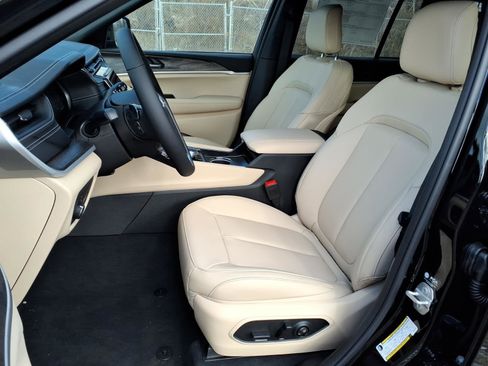 New 2025 Jeep Grand Cherokee Limited w/ MOPAR Finishing Package AWD/4WD image 5