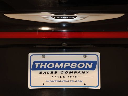 Used 2023 Chrysler Pacifica Touring-L FWD image 33