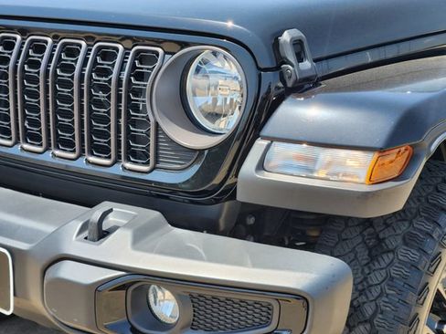 Used 2024 Jeep Gladiator Sport AWD/4WD image 16