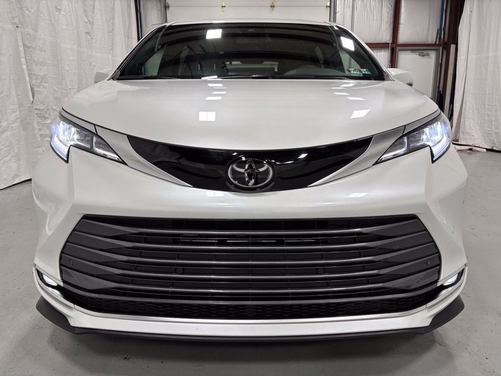Used 2026 Toyota Sienna Limited FWD image 2