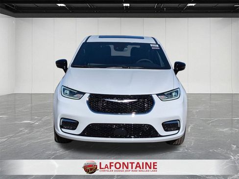 New 2026 Chrysler Pacifica Limited w/ Trailer Tow Group image 8