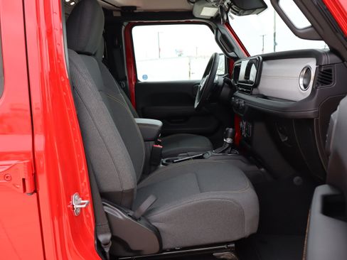 Used 2025 Jeep Wrangler Sahara w/ Safety Group image 13