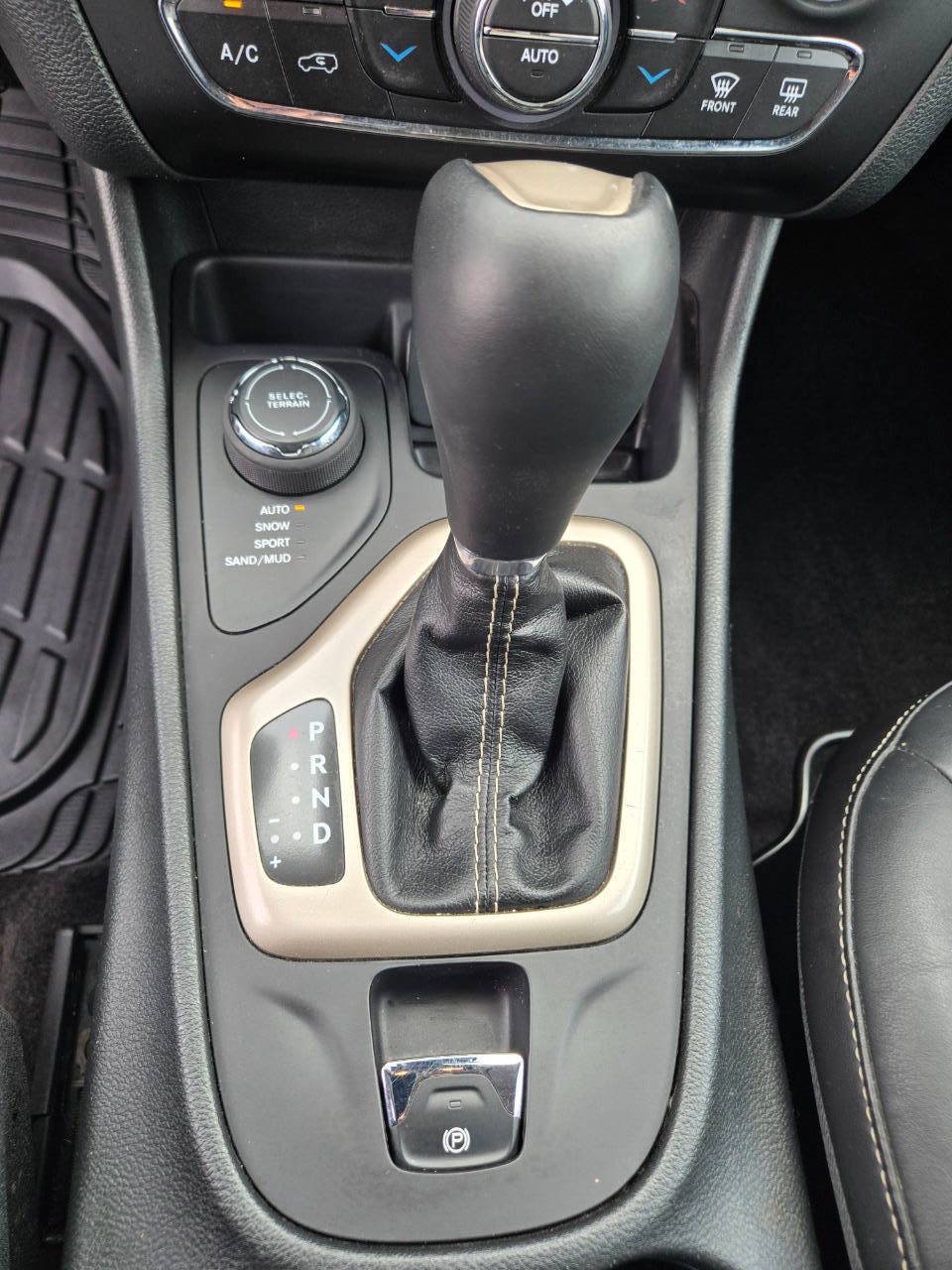 Used 2015 Jeep Cherokee Limited w/ Technology Group AWD/4WD image 25