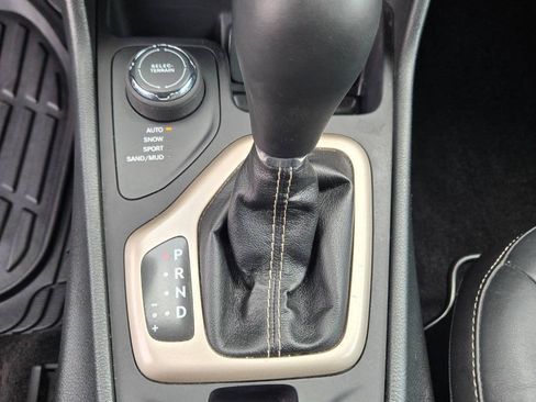 Used 2015 Jeep Cherokee Limited w/ Technology Group AWD/4WD image 25