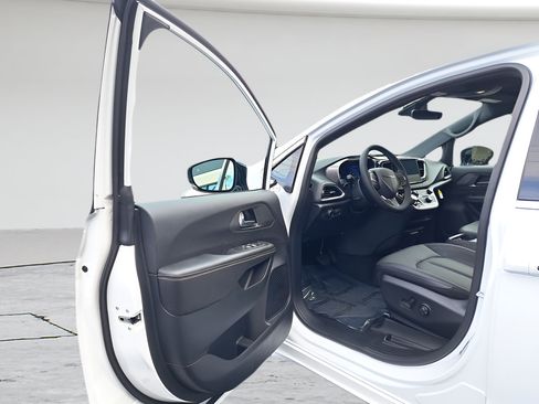 New 2026 Chrysler Voyager LX FWD image 9