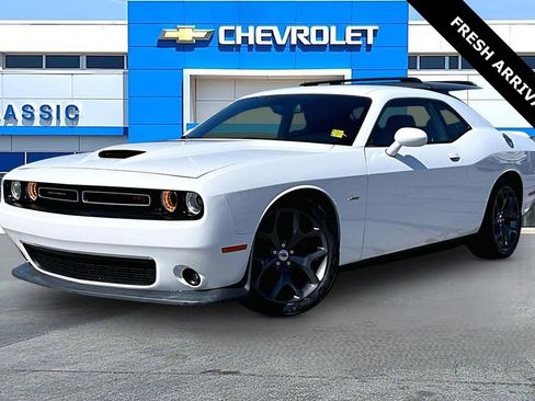 Used 2019 Dodge Challenger R/T image 3