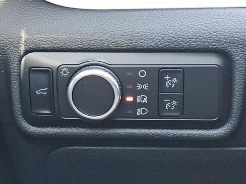 Used 2023 Ford Explorer XLT image 19