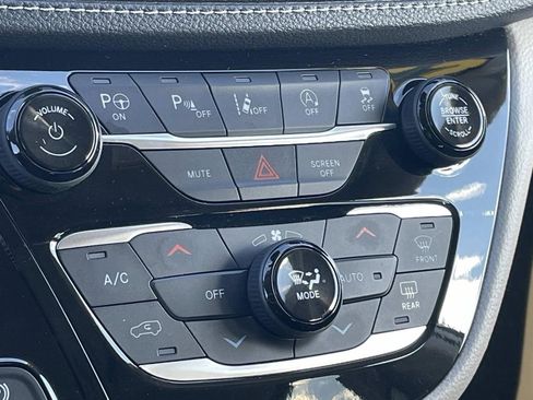 Used 2022 Chrysler Pacifica Limited image 25