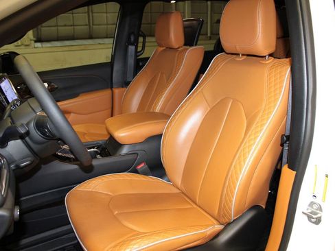 Used 2023 Chrysler Pacifica Pinnacle image 23