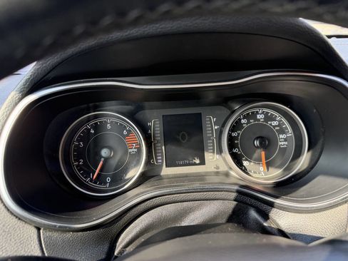 Used 2019 Jeep Cherokee Latitude Plus image 27