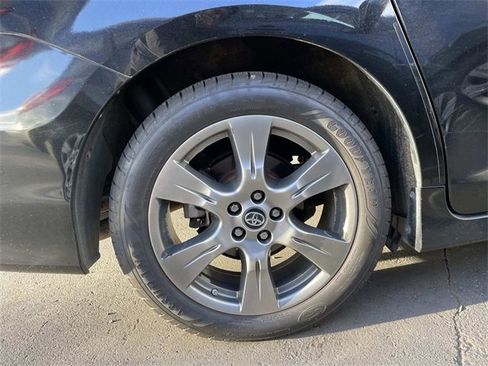 Used 2018 Toyota Sienna SE image 8
