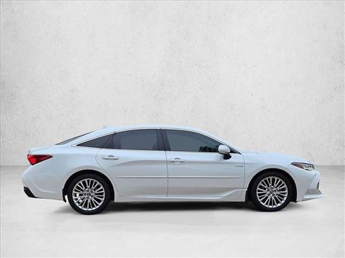 Used 2019 Toyota Avalon Limited image 4