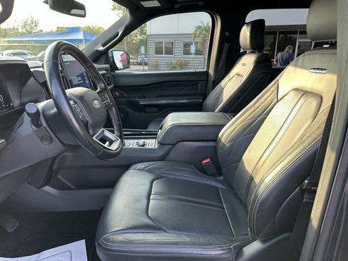 Used 2023 Ford Expedition Platinum image 11
