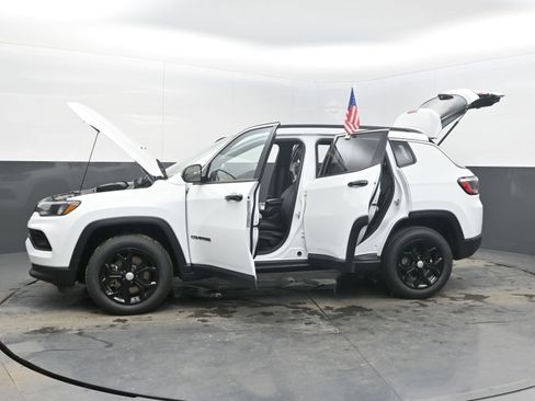 Used 2024 Jeep Compass Latitude image 42