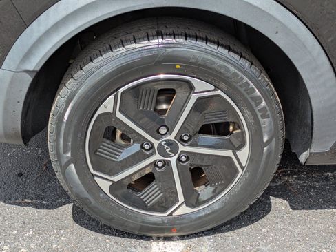 Certified 2023 Kia Niro EX FWD image 9