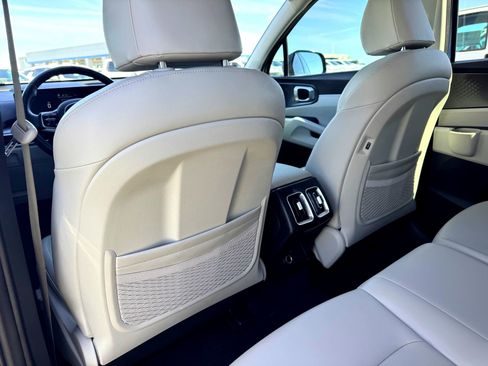 Used 2025 Kia Sorento S image 18