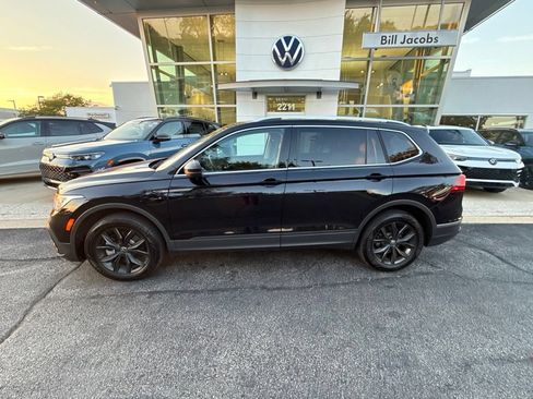 Used 2024 Volkswagen Tiguan SE w/ Panoramic Sunroof Package AWD/4WD image 3