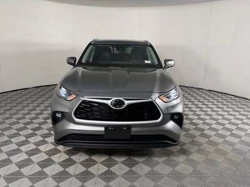 Used 2025 Toyota Highlander XLE FWD image 5