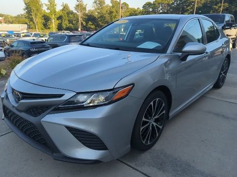 Used 2019 Toyota Camry SE FWD image 3