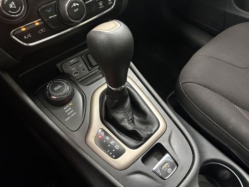 Used 2017 Jeep Cherokee Latitude w/ Cold Weather Group AWD/4WD image 19