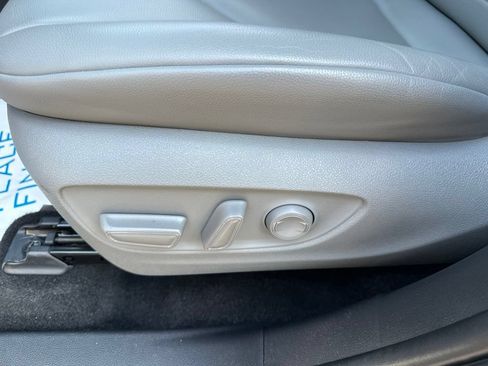 Used 2023 Toyota Highlander XLE FWD image 24