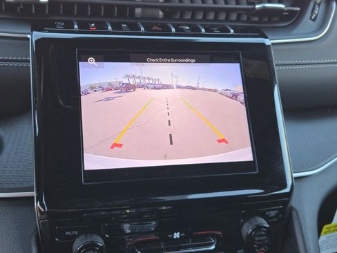 Used 2025 Jeep Grand Cherokee Laredo X image 8