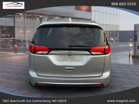 Used 2017 Chrysler Pacifica Touring-L FWD image 11
