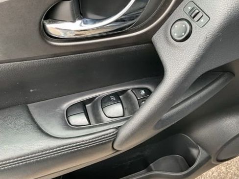 Used 2015 Nissan Rogue SV w/ SV Premium Package AWD/4WD image 17