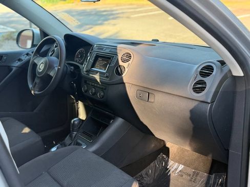 Used 2018 Volkswagen Tiguan Limited w/ Alloy Wheels Package FWD image 16
