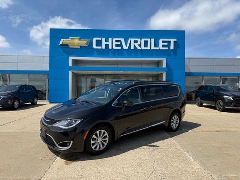 Used 2017 Chrysler Pacifica Touring-L FWD image 1