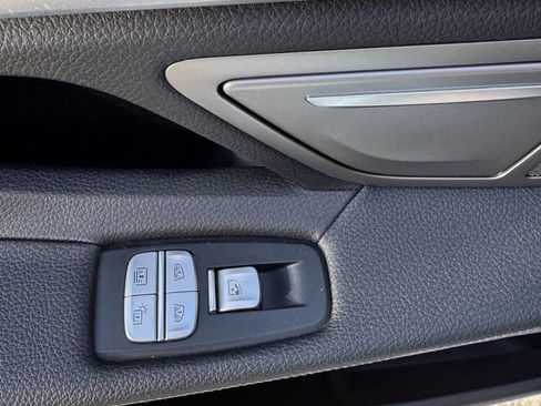 Used 2017 BMW 740i RWD image 9