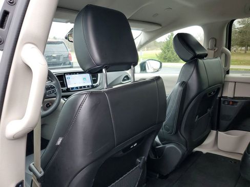 Used 2024 Chrysler Pacifica Touring-L image 29