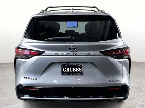 Used 2025 Toyota Sienna Platinum AWD/4WD image 6